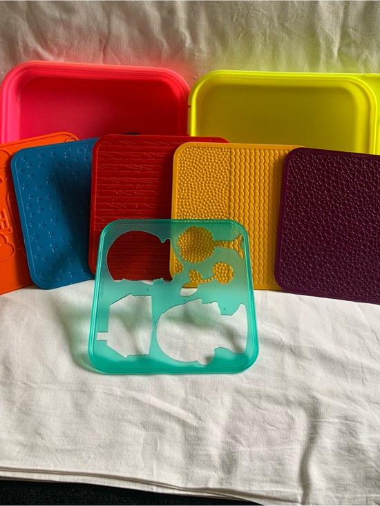 Tupperware Other - Vintage 1990 Tupperware Toy Stencil Art Carrying Case with 6 Stencils